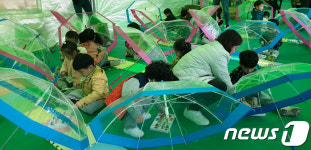 횡단보도 건널 땐 투명우산