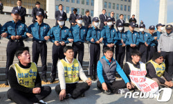 국회앞 계단에서 면담 요구하는 비정규직 대표단