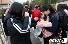 수원 광교고 입시장 곳곳 화이팅 응원 물결