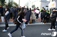 엿 먹어라 재수없다…강진고 후배들 정문서 피켓 응원