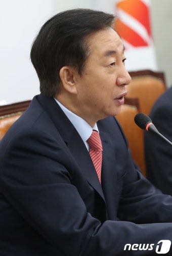 발언하는 김성태 원내대표