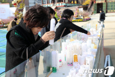 수능일, 합격 기원 초 태우며