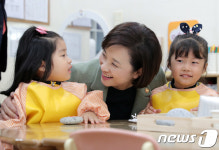 동심에 빠진 유은혜 사회부총리
