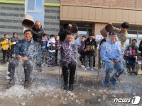 얼음물 화끈하게 뒤집어쓴 양주도담학교 교장 선생님