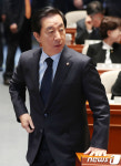 의원총회 참석하는 김성태