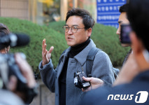 취재진 질문 답변하는 이정렬 변호사