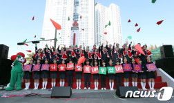 종이비행기 날리며