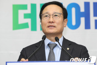 의원총회 모두발언하는 홍영표