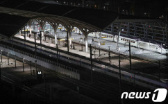 정전으로 오송역에 멈춰서 있는 KTX 열차