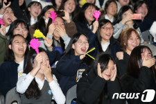 함박웃음 되찾은 고3 청소년