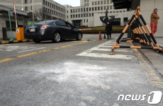 김명수 대법원장 출근차량에 화염병 투척...화재 진압 흔적