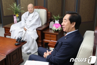 조계종 총무원장 원행스님과 대화하는 김성태 원내대표