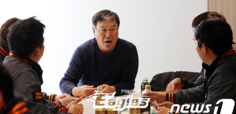리더쉽 교육 받는 한화이글스 코칭 스태프