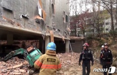 서울 고덕동 초등학교에서 체육관 공사장 외장벽돌 무너져...3명 부상
