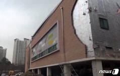 서울 고덕동 초등학교에서 외장벽돌 무너져 3명 부상