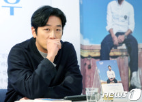 하정우, 작가로 변신한 쌍천만 배우