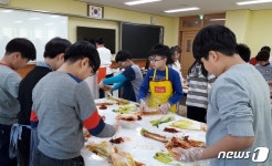 전북농협, 스쿨팜 조성된 초등학교서 김장김치 체험