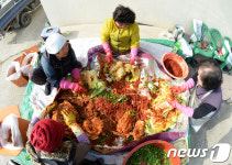 둘러앉아 김장 품앗이