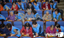 주판에 집중하는 할머니들