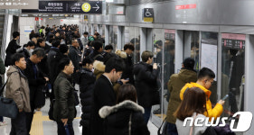 북적이는 지하철 9호선
