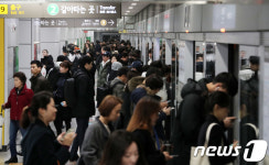 지하철 9호선 연장 개통 북적이는 잠실종합운동장역