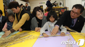 충남 홍성초등학교 내 돌봄 센터 방문한 유은혜