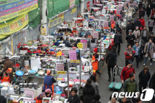 한파에 붐비는 대구 서문시장 칼국수 골목