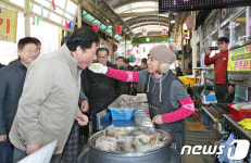 김천 황금시장서 순대 맛보는 이낙연 총리