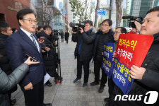 편의점 점주들과 대화하는 우원식 더불어민주당 의원