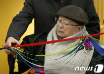 테이프 커팅하는 이보형 판소리 연구가