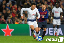 손흥민 71분 토트넘, 바르사와 1-1 무승부…UCL 16강 합류