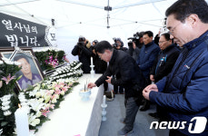 분향하는 택시 4개 단체 대표자들