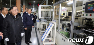 자동차 산업 현장 찾은 홍남기 부총리