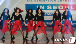 파워풀한 댄스 선보이는 힙합에어로빅대회 참가자들