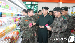 국군복지단 772통신대대 | 물건 구입하는 장병들