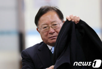 '대우조선 비리' 송희영 전 조선일보 주필, 항소심 첫 공판 출석