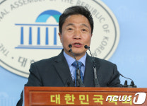 한국당 이학재 복당 환영기류 속 잔류파 의원들은 우려