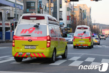 강릉 펜션 사망자 이송하는 엠뷸런스