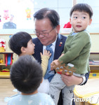 성탄전 앞두고 어린이집 찾은 김부겸 장관