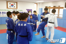 High1스포츠팀, 유소년 유도교실…곽동한 선수 사북초 방문