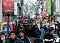 크리스마스 이브, 붐비는 명동 거리