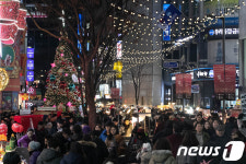 크리스마스 앞둔 거리 북적북적