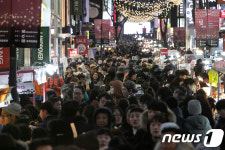 크리스마스 이브 '북적이는 거리'