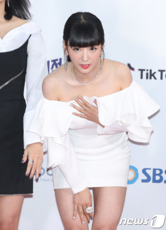 에이핑크 윤보미, 가슴을 살짝 가리고~
