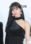 트와이스 모모, 한쪽 어깨 드러내고!