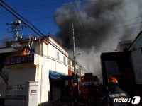 부산 사상구 금속제품 가공공장 화재…직원 등 15명 대피