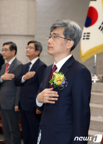 국민의례하는 김상환 신임 대법관