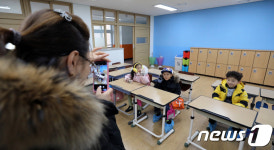 초등학교 예비소집 교실에서 찰칵