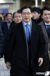 웃으며 법원 나서는 김경수 지사