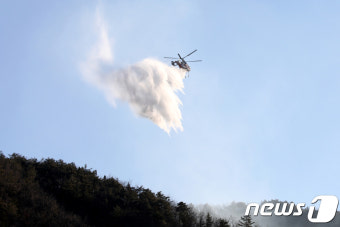 삼척 산불 진화하는 산림청 헬기